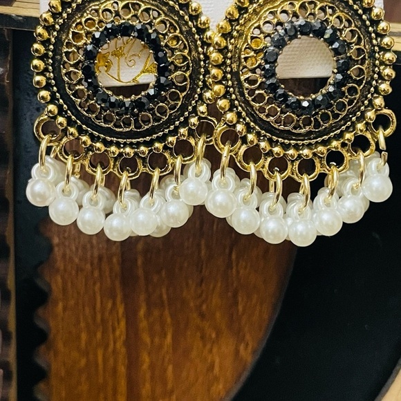 FAUX pearl tassel earring - Picture 4 of 4